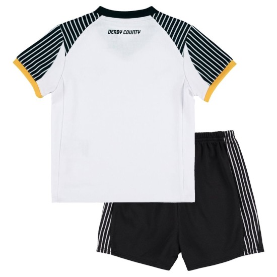 Conjunto local Derby County 2025/26 niño